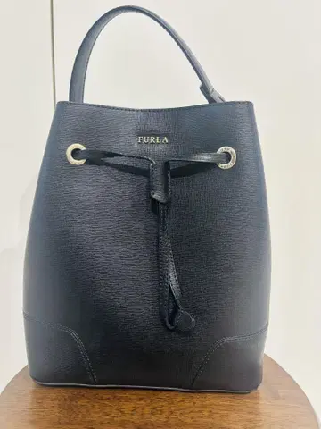 [새상품급] FURLA 블랙 버킷형 핸드백