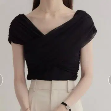 비대칭 크로스 숄더 톱 블랙