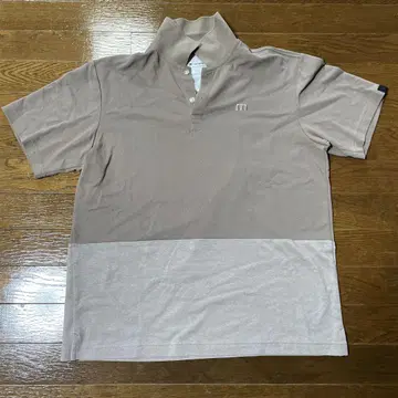 베이지 폴로 셔츠 칼라 있는 남성용