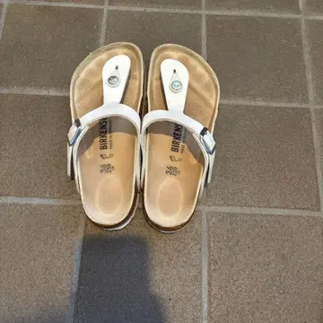 BIRKENSTOCK 화이트 톤그 샌들