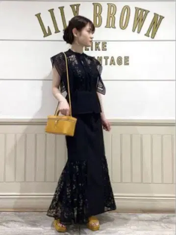lily brown 스위칭 레이스 블라우스 & 머메이드 스커트