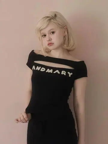 andmary 메리 로고 티셔츠 / 블랙