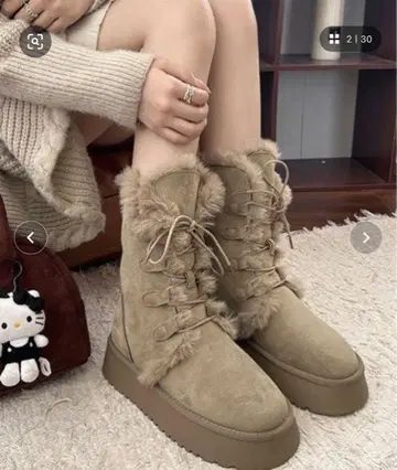 베이지 색상의 스웨이드 소재에 퍼 장식이 달린 무톤 부츠