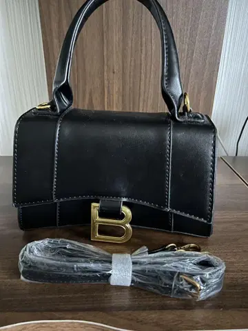 블랙 B 로고 핸드백