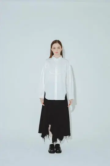 PINUE 곡선 전환 셔츠