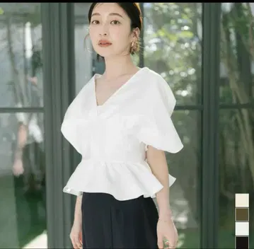 urs 유어즈 딥 V넥 크롭드 프릴 톱 M 사이즈 화이트