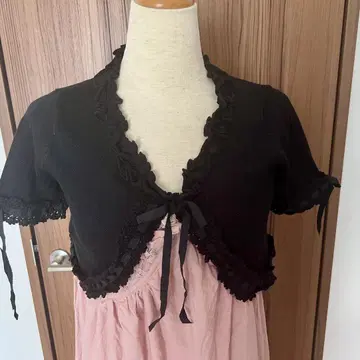 [미사용 새상품] 에밀리 템플큐트 프릴 블랙 반팔 가디건
