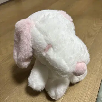 스누피 인형 흰색과 분홍색