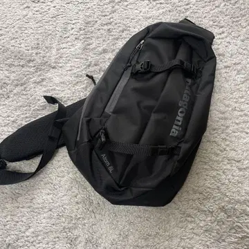 patagonia Atom 8L 블랙 슬링백