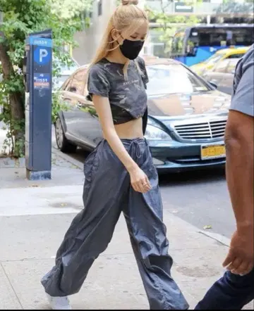 2000archive / 티셔츠 블랙핑크 로즈 착용