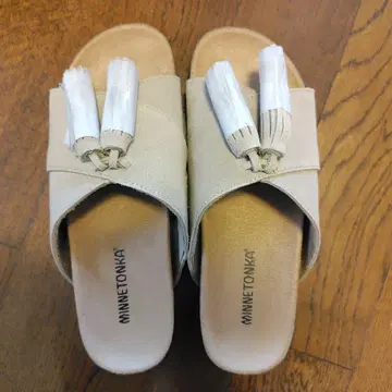 미네통카 프린지 샌들 (베이지)