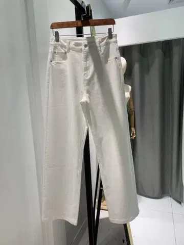 화이트 와이드 팬츠 앞 주머니 포함