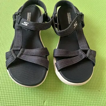 SKECHERS 다크 그레이 샌들