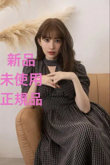 그녀의 입술과 줄무늬 미디 드레스