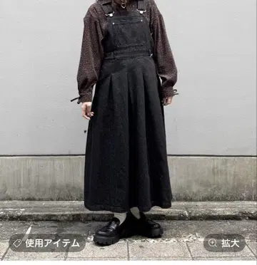 서스펜더가 달린 플리츠 자켓 스커트