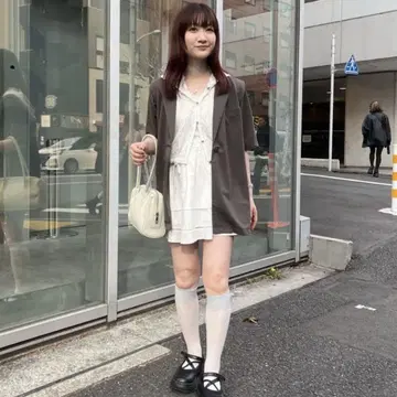 카스타네 반소매 턱 장식 재킷