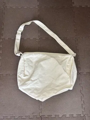 화이트 숄더백 지퍼 포함