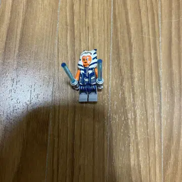 LEGO 스타워즈 아소카 타노 미니 피겨와 라이트세이버