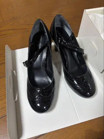 타우모리 치사토 검은 에나멜 하이힐