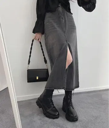 센터 슬릿 데님 스커트 검정
