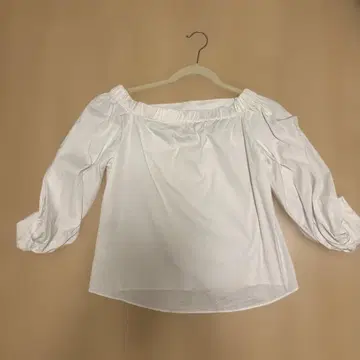 유나이티드 도쿄 화이트 오프숄더 발룬 슬리브 셔츠