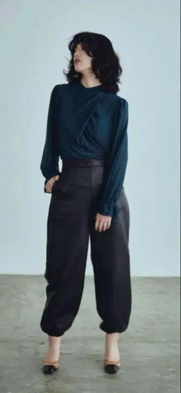 meer. FAKE LEATHER BALLOON PANTS