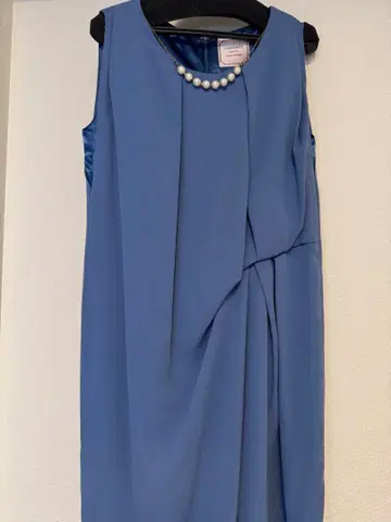 블루 드레이프 드레스 진주 목걸이 포함