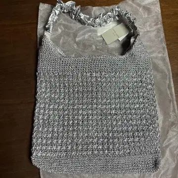 캐시 캐시 메탈릭 코드 프릴 핸들 토트백