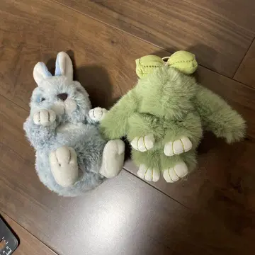 토끼 모양의 키링과 인형