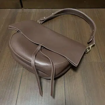 브라운 플랩 장식 숄더백