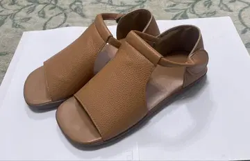 소프트 가죽 플랫 샌들