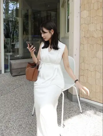 즉시 품절! 에메랄드 새틴 디자인 헤 블라우스 아이보리