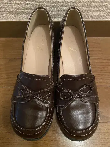 브라운 가죽 리본 장식 신발