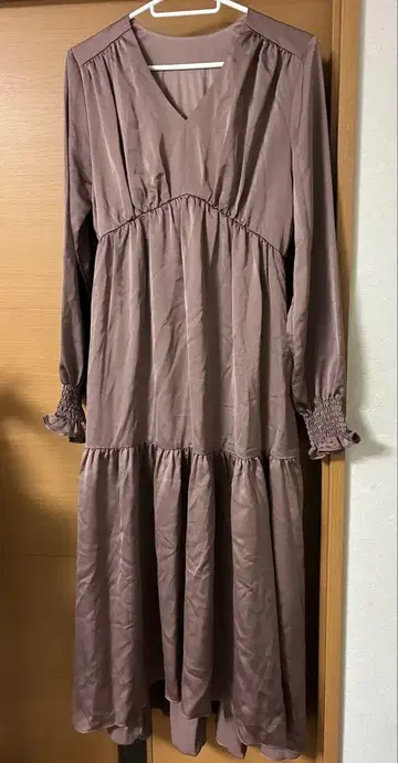 스나이델 SNIDEL 새틴 V넥 롱 원피스 장소매 주름 장식