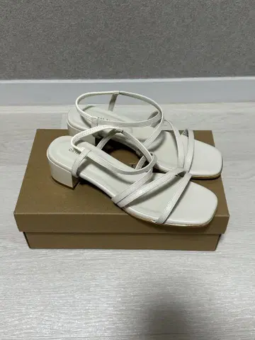 화이트 스트랩 샌들, 힐 약 5cm