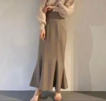 SNIDEL 하이웨스트 헴 플레어 스커트