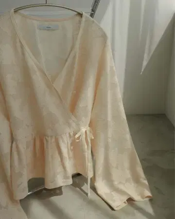 알루미. 카슈쿨 플라워 자카드 톱