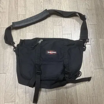 EASTPAK 메신저 테크 계열 아카이브