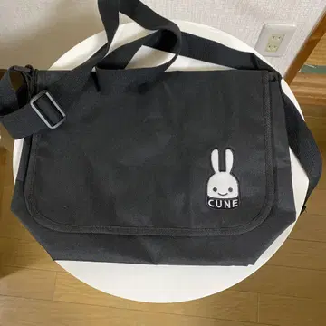 CUNE 메신저 백 블랙