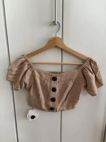 ALEXIA STAM 베이지 오프숄더 톱