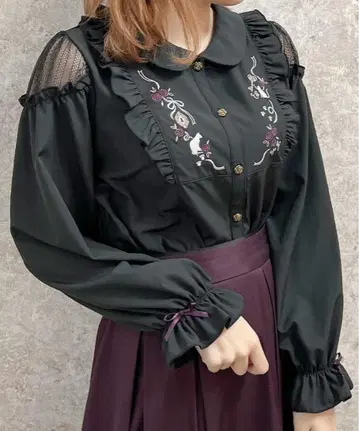 고양이 자수 요크 프릴 블라우스 검정 액시스 팜