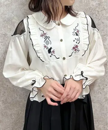고양이 자수 요크 프릴 블라우스 화이트 엑시즈팜