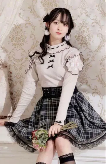 노에미 오픈 숄더 레이스 미니 하이 컷 티셔츠