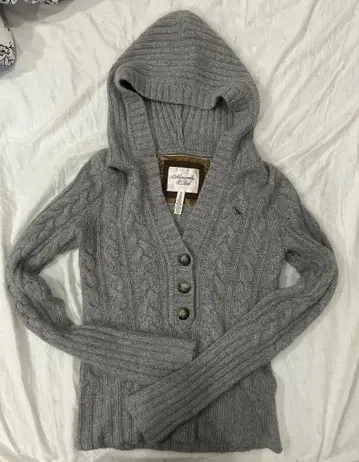 Abercrombie & Fitch V넥 스웨터