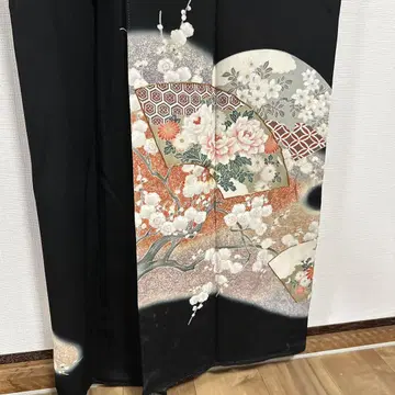 검은색 루소 꽃무늬 부채 모양 디자인