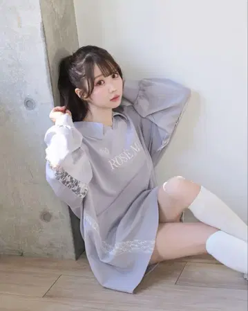 로즈 뮤즈 프릴 장식 무릎 길이 원피스