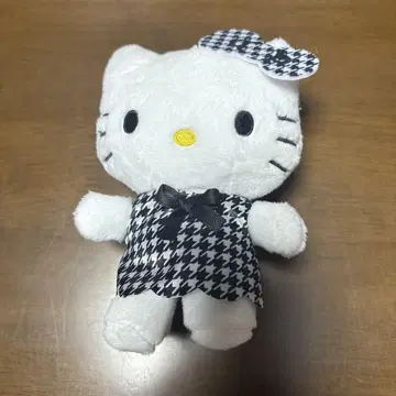 헬로키티 인형 하운드투스 패턴  패밀리마트 패밀리마트 한정판
