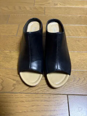 NUOVO 블랙 가죽 오픈토 샌들 M