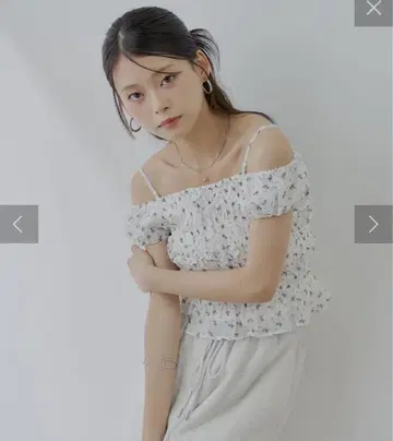 Chico 시어 플라워 셔링 프렌치 블라우스