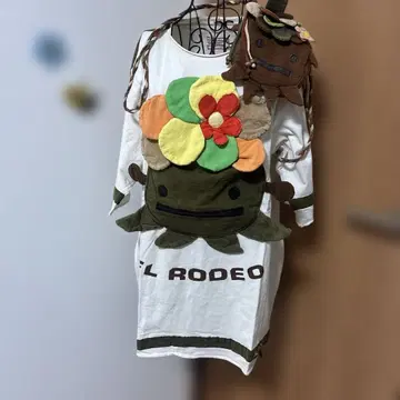 엘로데오 티셔츠 꽃 패턴 포셰트 포함